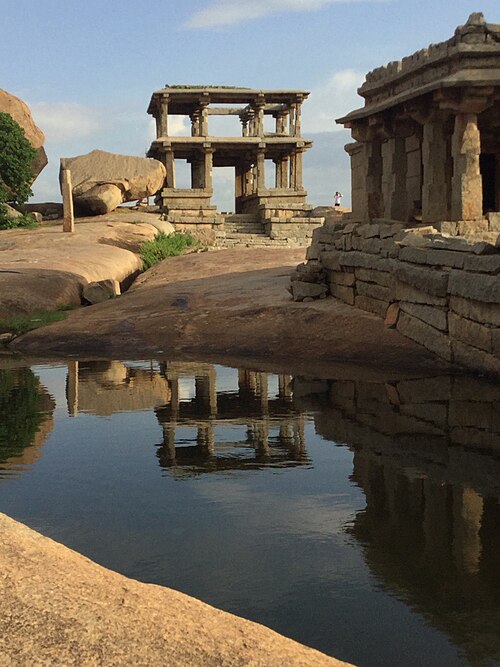 File:Hemakoota Matapa Hampi.jpg